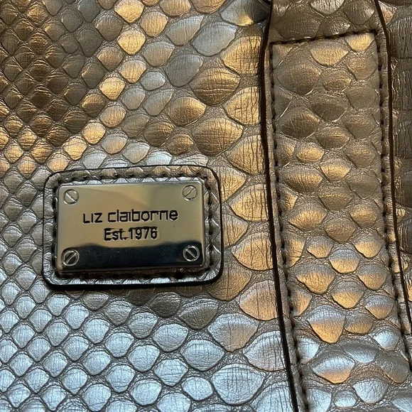 Liz Claiborne women’s bright silver faux crocodile handle bag - Picture 3 of 13